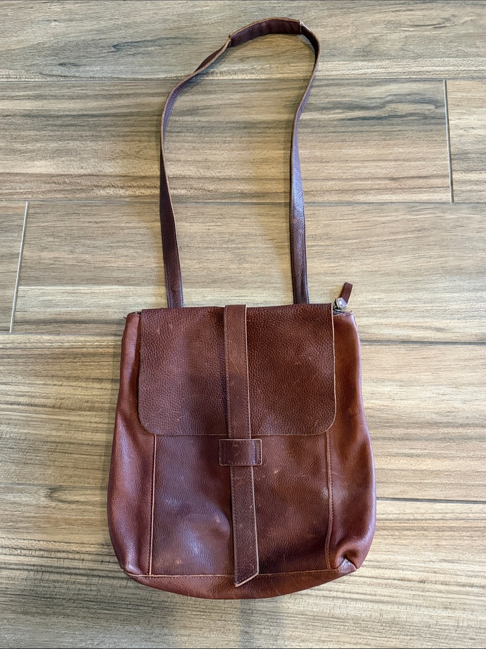Duluth Women’s Lifetine Leather Classic Messenger Bag + Backpack. Super Cool!